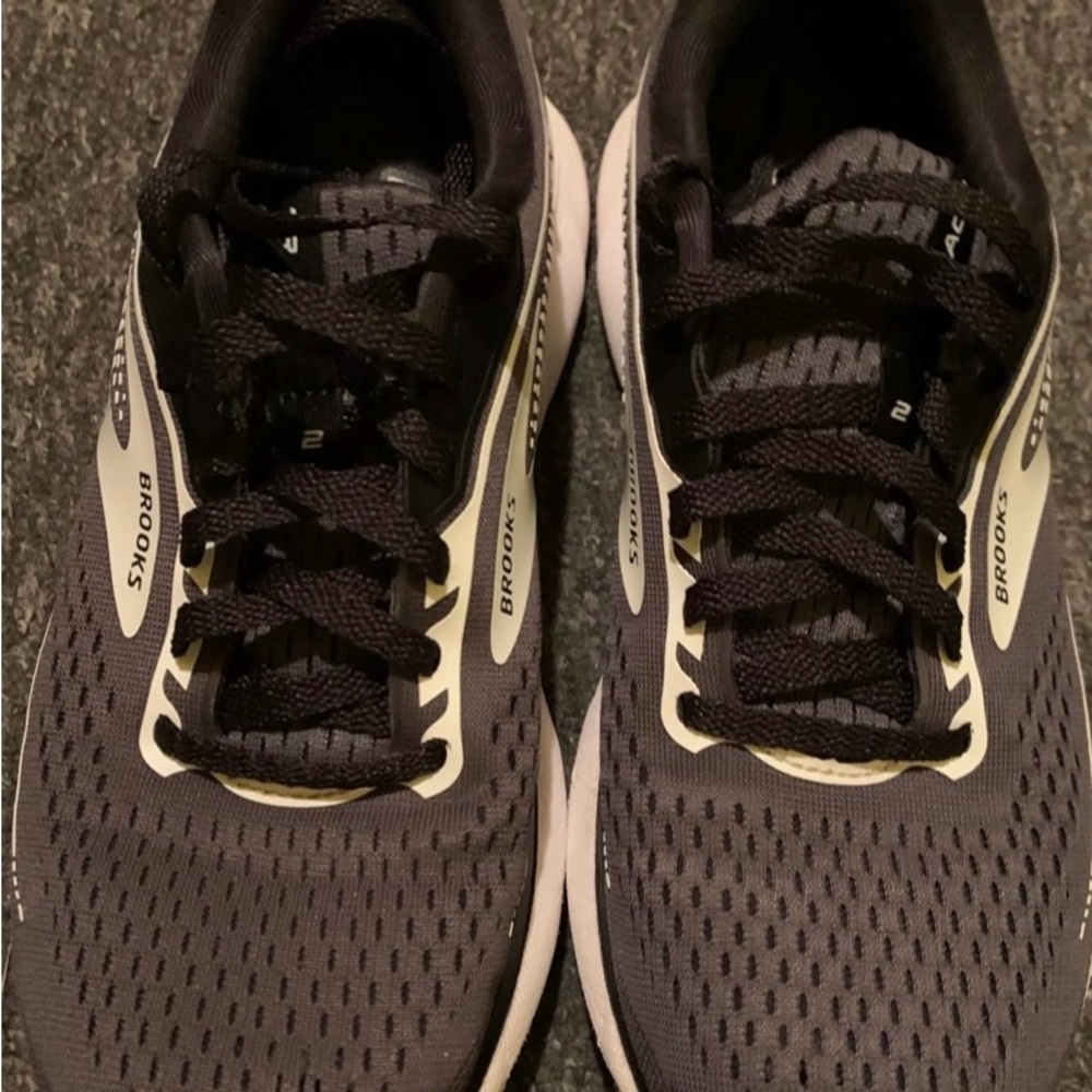 Women Brooks  Trace 2 "Black/White/Silver" Women's Running Shoes Sneaker Sz. 8